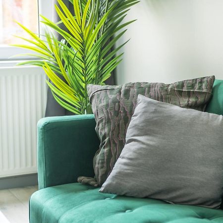 Stanion Luxurious 3 Bedroom Modern House Northamptonshire, Double, Twins, Single, Free Parking, Free Wi-Fi, Pets, Up To 8 Sleeps, 4 Smart Tvs Corby Kültér fotó
