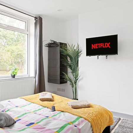 Stanion Luxurious 3 Bedroom Modern House Northamptonshire, Double, Twins, Single, Free Parking, Free Wi-Fi, Pets, Up To 8 Sleeps, 4 Smart Tvs Corby Kültér fotó