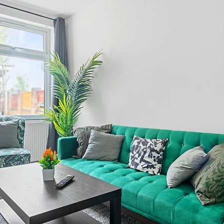 Stanion Luxurious 3 Bedroom Modern House Northamptonshire, Double, Twins, Single, Free Parking, Free Wi-Fi, Pets, Up To 8 Sleeps, 4 Smart Tvs Corby Kültér fotó