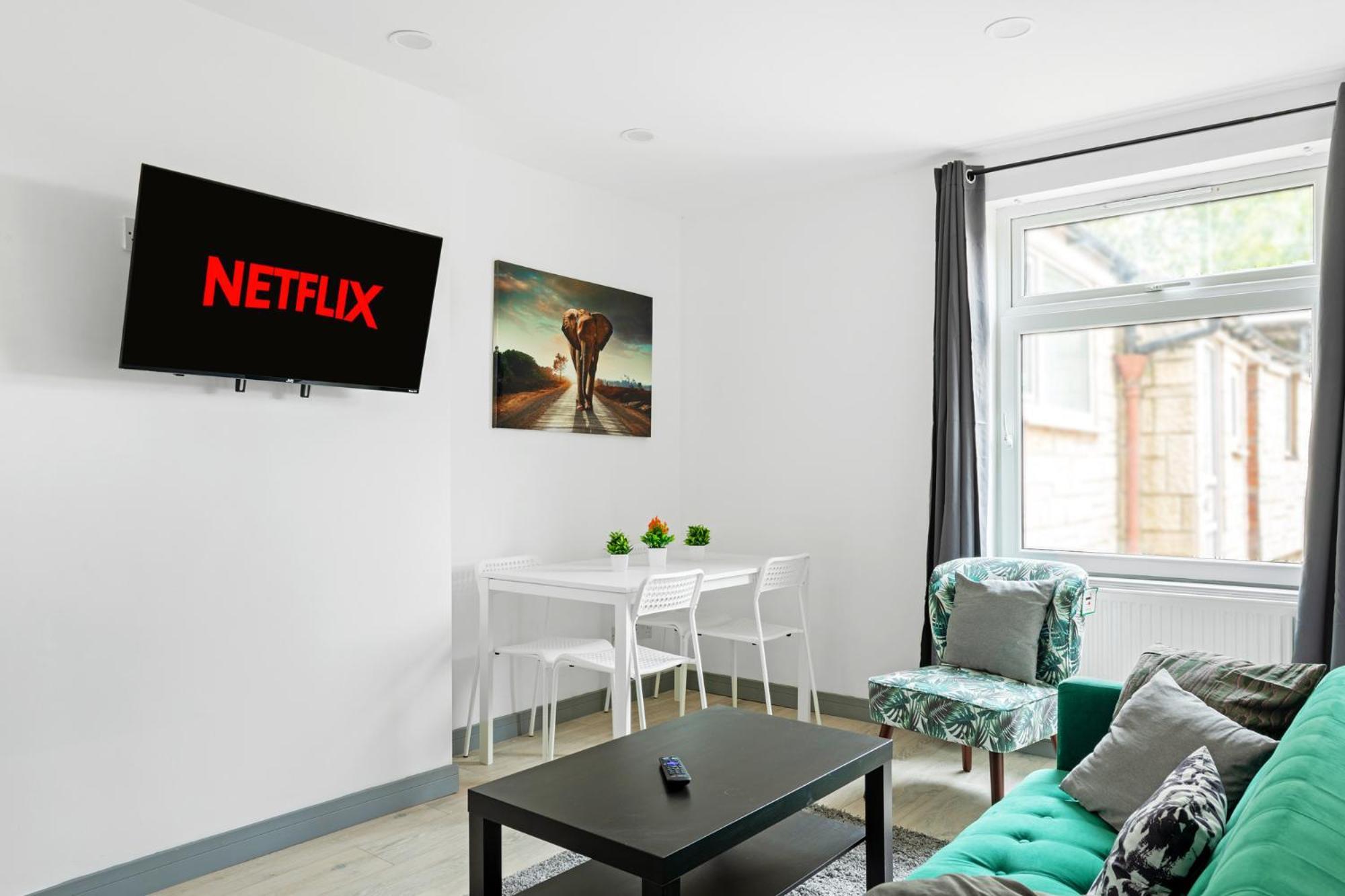 Stanion Luxurious 3 Bedroom Modern House Northamptonshire, Double, Twins, Single, Free Parking, Free Wi-Fi, Pets, Up To 8 Sleeps, 4 Smart Tvs Corby Kültér fotó