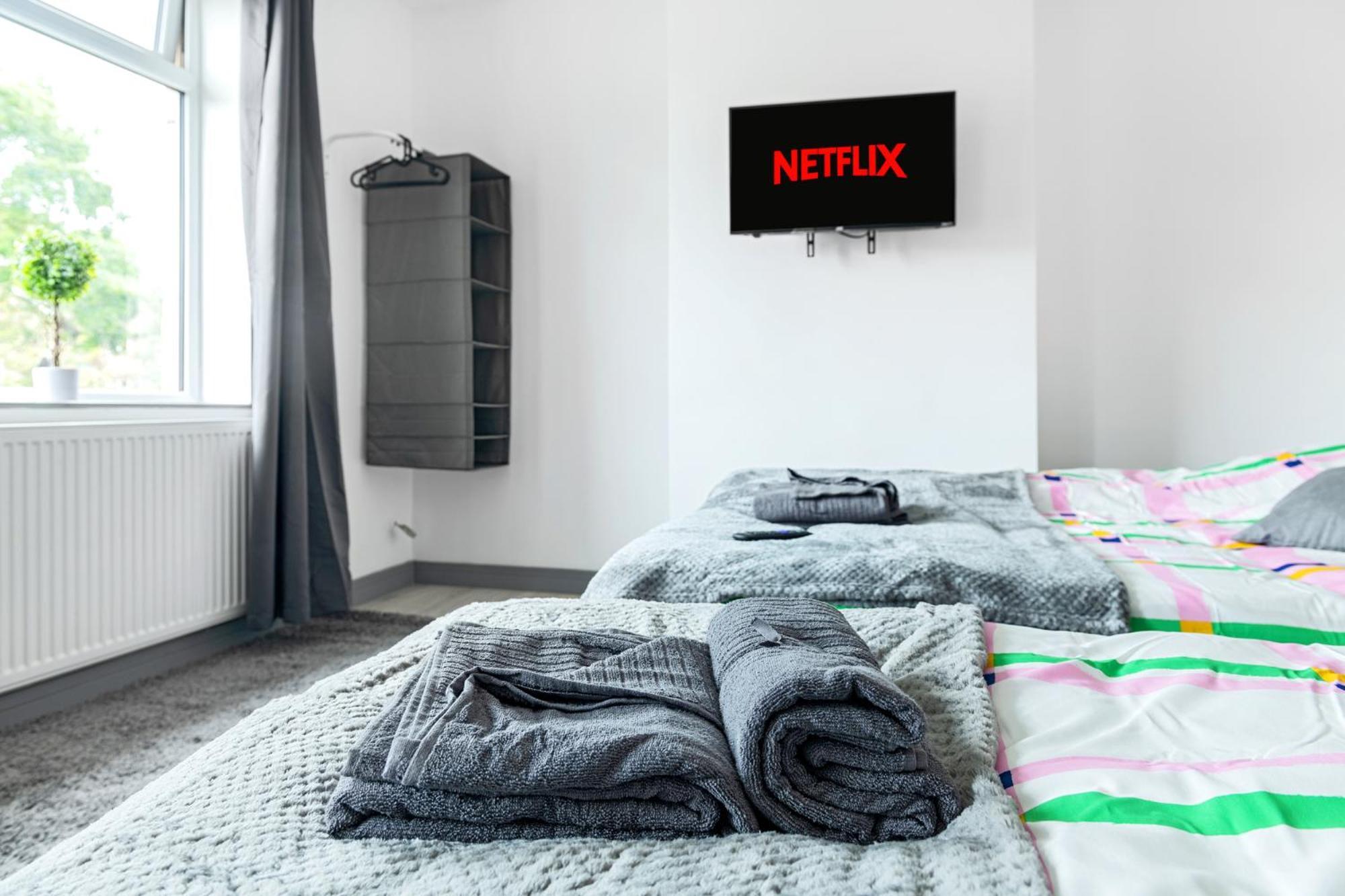 Stanion Luxurious 3 Bedroom Modern House Northamptonshire, Double, Twins, Single, Free Parking, Free Wi-Fi, Pets, Up To 8 Sleeps, 4 Smart Tvs Corby Kültér fotó