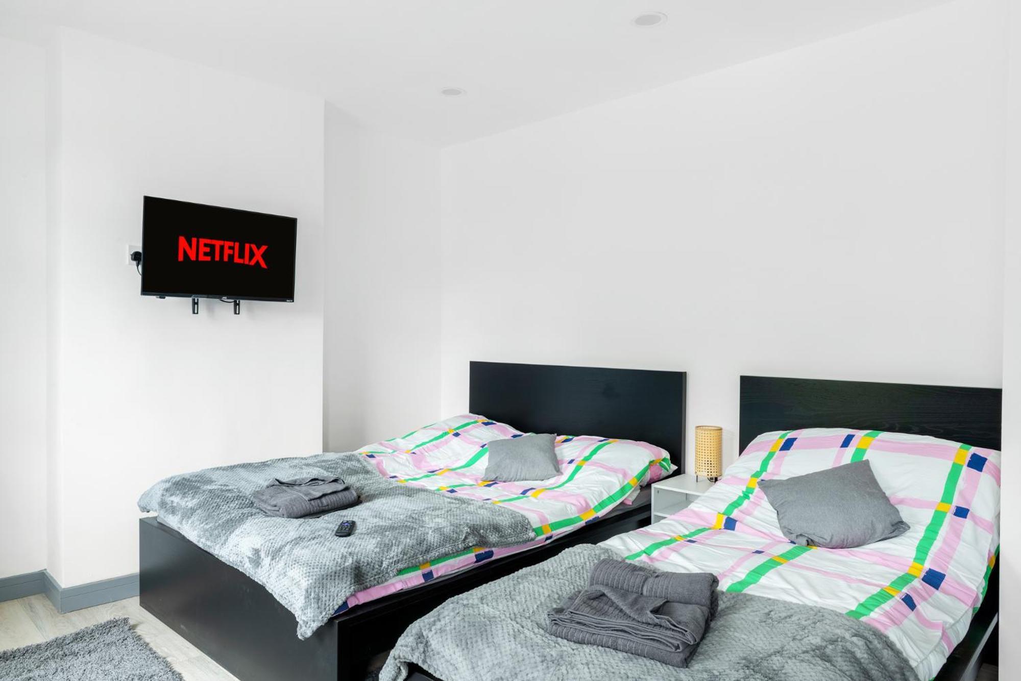 Stanion Luxurious 3 Bedroom Modern House Northamptonshire, Double, Twins, Single, Free Parking, Free Wi-Fi, Pets, Up To 8 Sleeps, 4 Smart Tvs Corby Kültér fotó