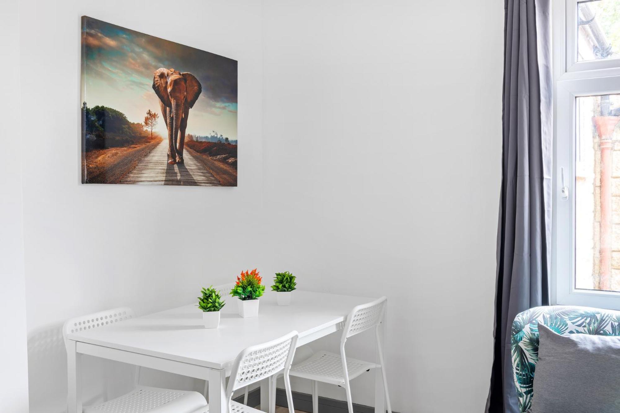 Stanion Luxurious 3 Bedroom Modern House Northamptonshire, Double, Twins, Single, Free Parking, Free Wi-Fi, Pets, Up To 8 Sleeps, 4 Smart Tvs Corby Kültér fotó