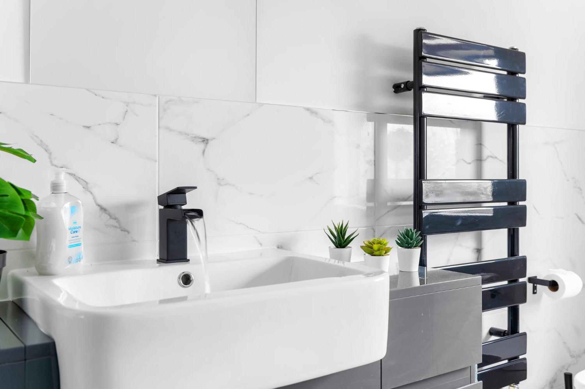 Stanion Luxurious 3 Bedroom Modern House Northamptonshire, Double, Twins, Single, Free Parking, Free Wi-Fi, Pets, Up To 8 Sleeps, 4 Smart Tvs Corby Kültér fotó