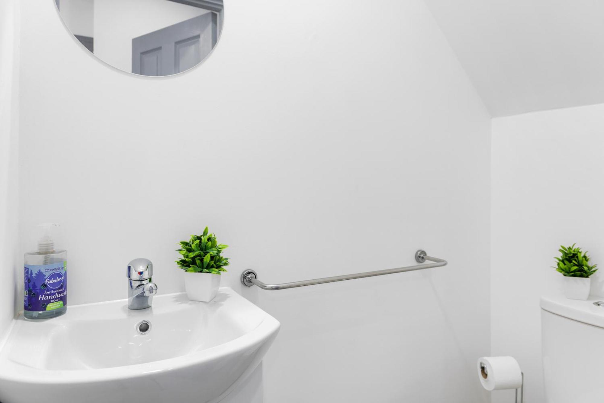Stanion Luxurious 3 Bedroom Modern House Northamptonshire, Double, Twins, Single, Free Parking, Free Wi-Fi, Pets, Up To 8 Sleeps, 4 Smart Tvs Corby Kültér fotó
